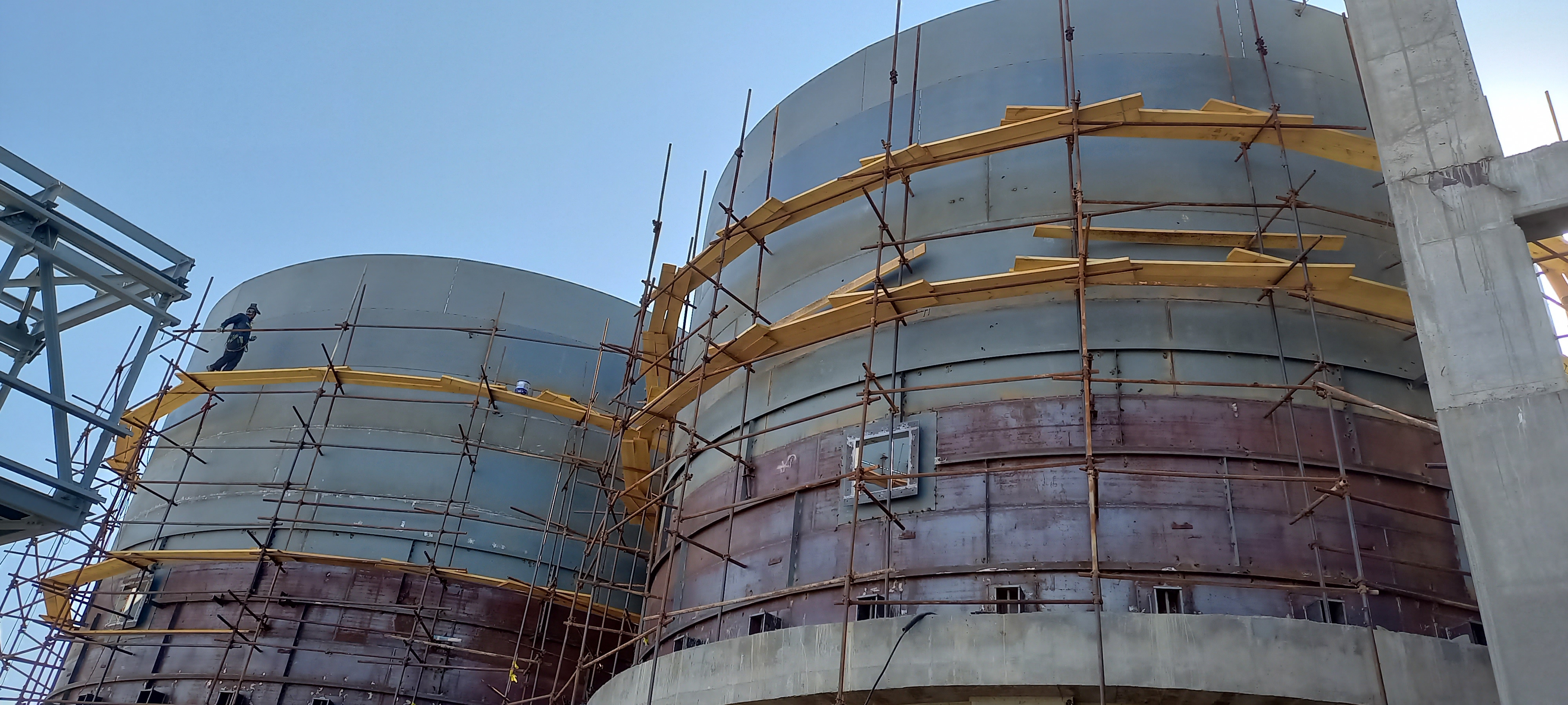 حمل و ساخت و نصب ۶ دستگاه سیلوی ذخیره کک نفتی واحد ۳۰۱ و ۳۰۴